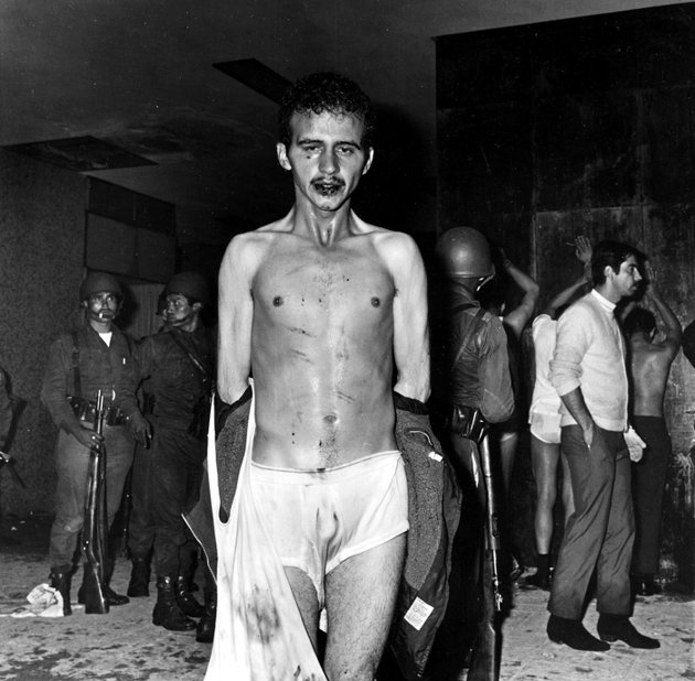 Arrestations brutales des manifestants à Mexico par les militaires. 2 octobre 1968. © Fondation UNAM