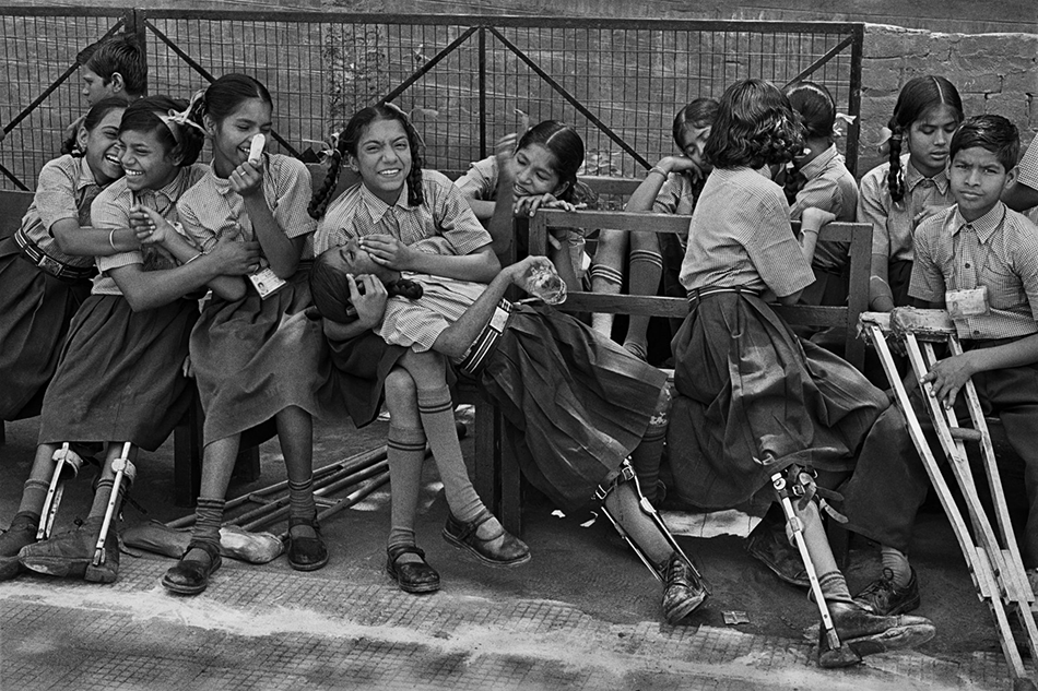 Centre de réhabilitation et de recherche Amar Jyoti fondé en 1981 pour s'occuper des enfants handicapés, Sebastião Salgado, Inde, 2001.